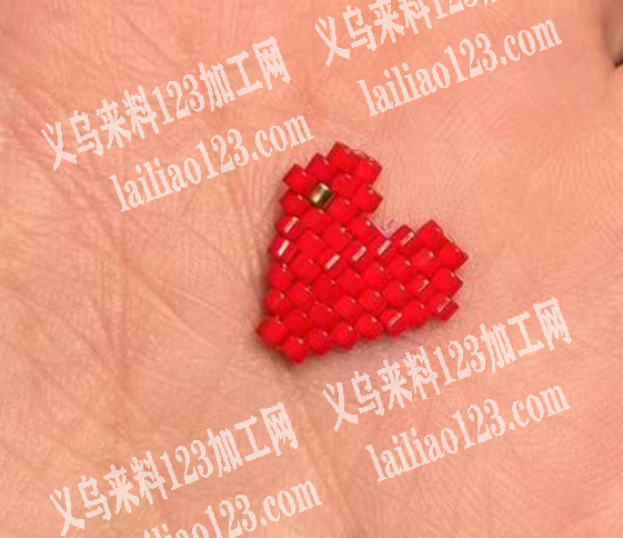 穿米珠编织爱心桃，寻找会做的手工活加工厂