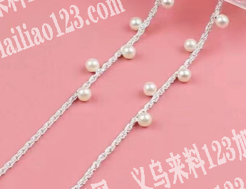 手工点珍珠粘珍珠的手工活外发加工，如图，