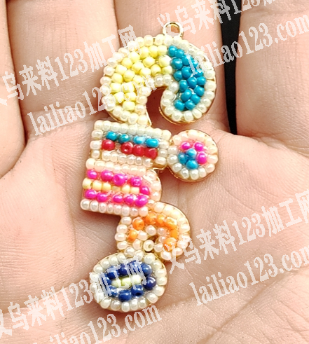 100多万米珠粘在配件手工活外发，如图，