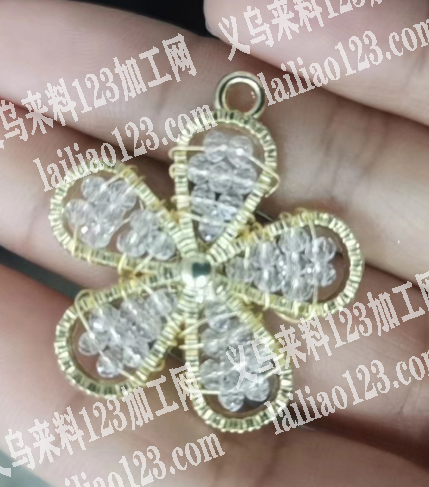 穿珠子编织花朵手工活外发，如图，这个有做