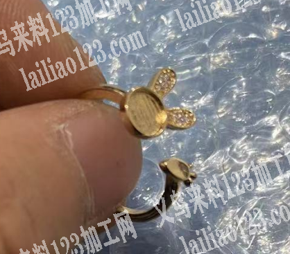 粘胶的手工活外发加工，。如图饰品粘配件手