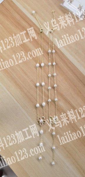 找串珠的加工厂，珠子串进去还要打胶水，有