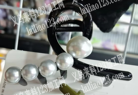 抓夹上面粘这个半圆珍珠的手工活外发加工，