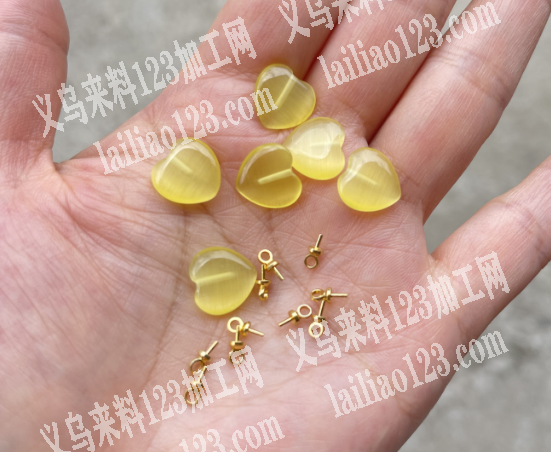粘胶手工活，这个小配件插进桃心配件，粘牢