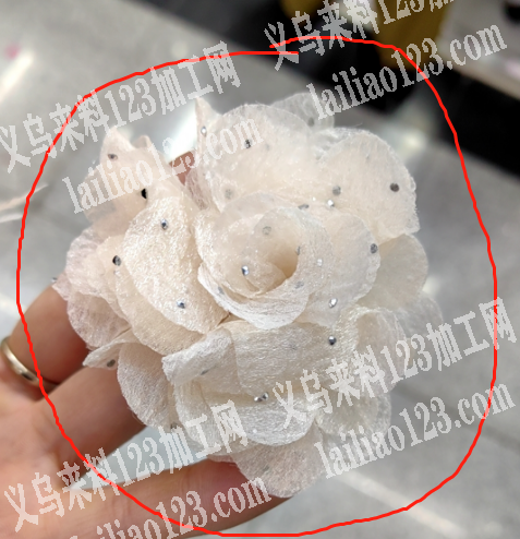 这个款式的花朵的手工活加工外发，粘胶的，