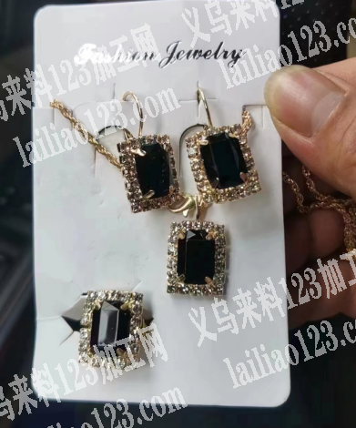 耳环项链套链包装的手工活外发，如图，寻找