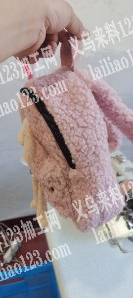 箱包厂。承接各种箱包加工。帽子。餐垫。笔袋。挡风被。护膝高车