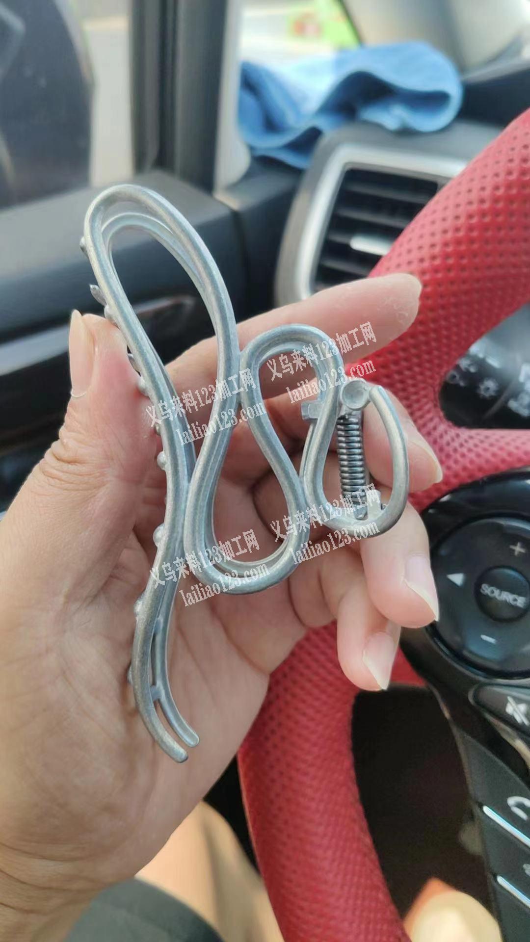 如图，抓夹压铸外发，能做的联系下