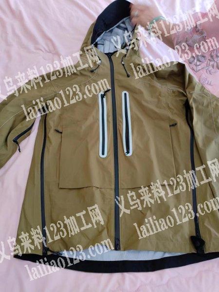 老板委托寻找：外贸公司两个款压胶服，来料