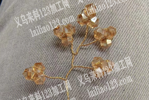 新娘花穿珠子扭铜丝的手工活外发，如图，寻