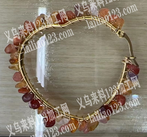 穿珠子绑铜丝编织到耳环上的手工活外发，如