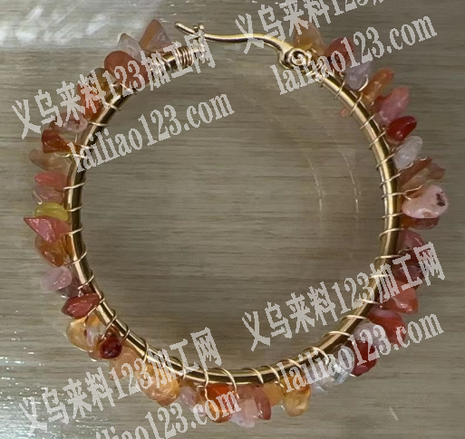 穿珠子绑铜丝编织到耳环上的手工活外发，如
