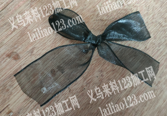 打蝴蝶结加工活外发，如图，是机器打结的加