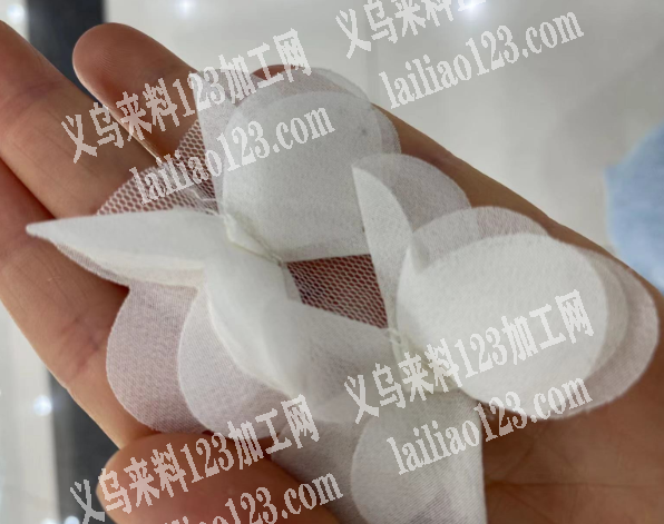 车缝布花外发加工，如图，有人做这款货吗？