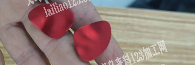 《外发喷漆》喷珠光红的如图，饰品厂有订单