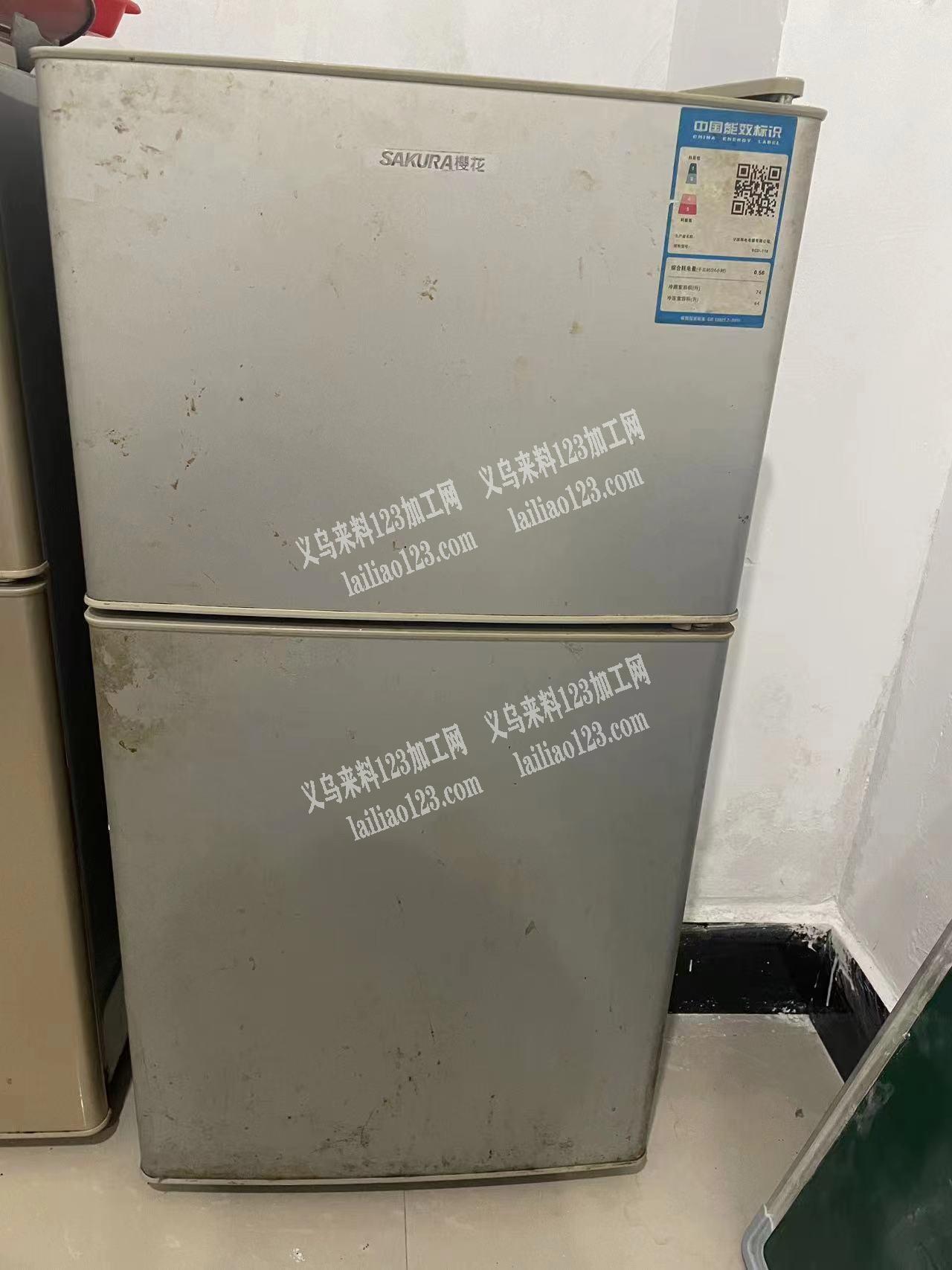 镶石桌2张凳子2张冰箱1个电磁炉1个要有