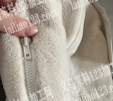 大量加工拉链口袋外发。毛绒服装上拉链缝纫