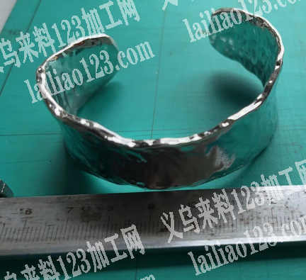 寻找有这个现成磨具手镯的工厂，请联系我