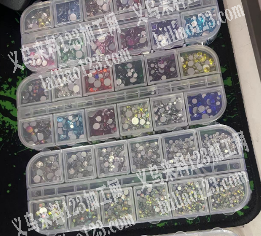 寻找义乌装美甲钻的手工活加工厂，请联系详