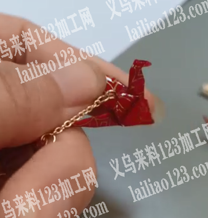 手工折千纸鹤+喷胶水定型，如图，会做的工