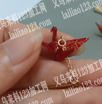 手工折千纸鹤+喷胶水定型，如图，会做的工