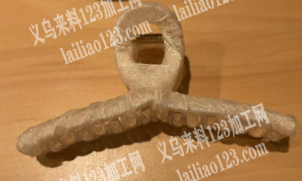 网纱布绕抓夹的手工活外发加工，如图，寻找