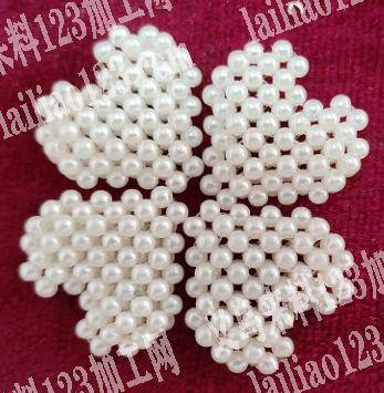找手工编织工厂，做珍珠小桃心如图，在外地