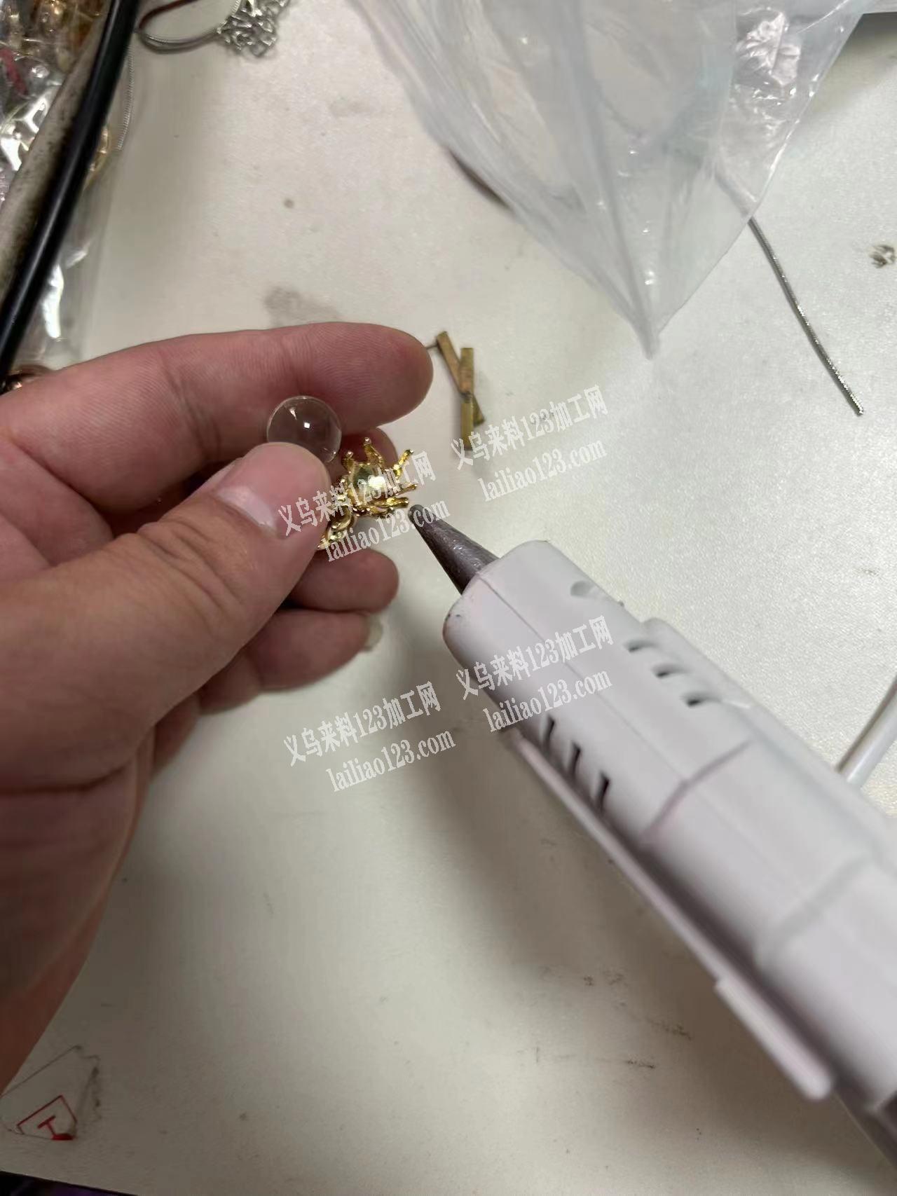 如图，寻找青口附近打胶枪点珠子加工厂，能