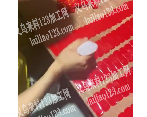 福田市场外发手工活《撒胶水+粘东西的，如