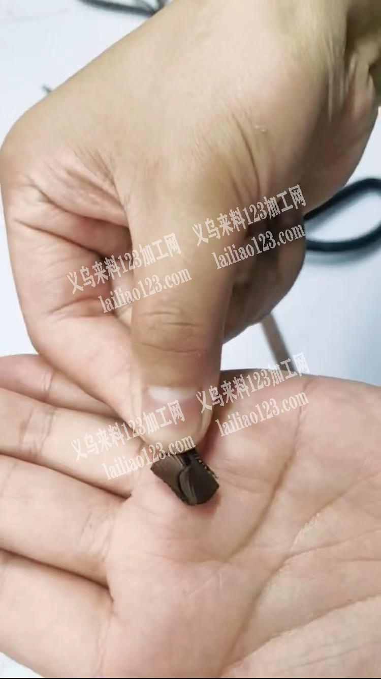 常年有手工活外发，如图，折织带，然后打胶