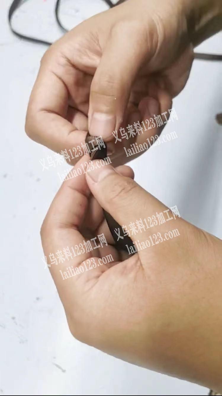 常年有手工活外发，如图，折织带，然后打胶