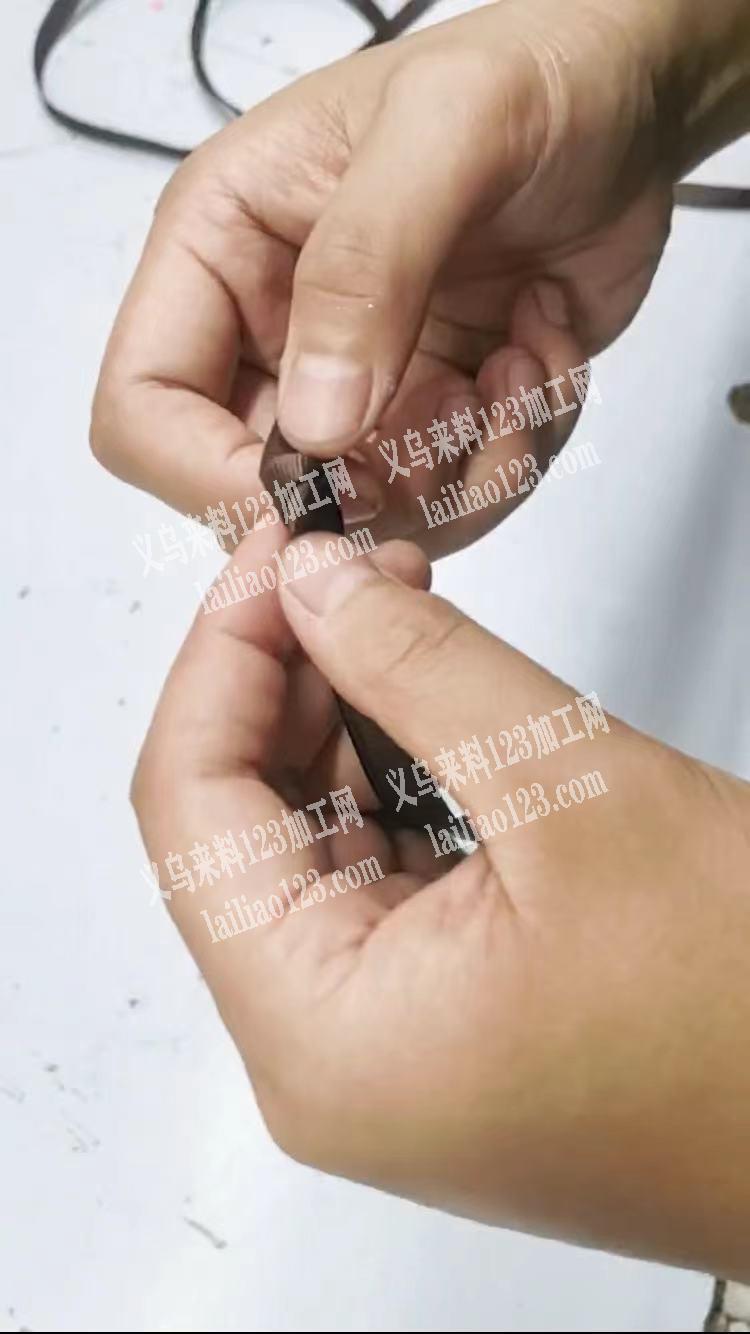 常年有手工活外发，如图，折织带，然后打胶
