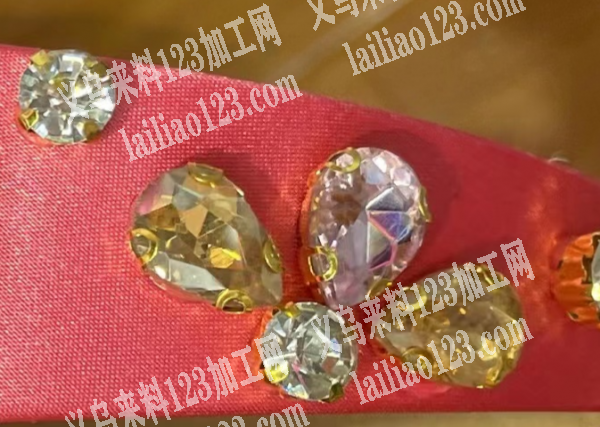 《发外地》头箍上面粘钻的手工活外发加工，