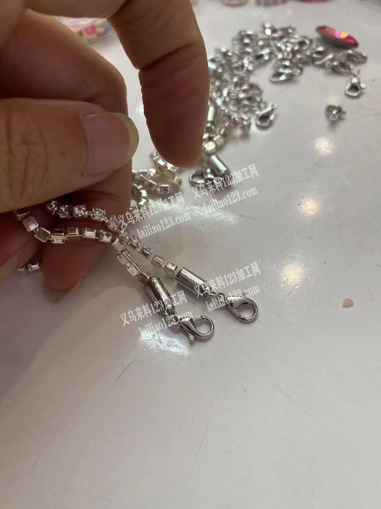 上两边砝码扣用胶水固定。再上龙虾扣。10