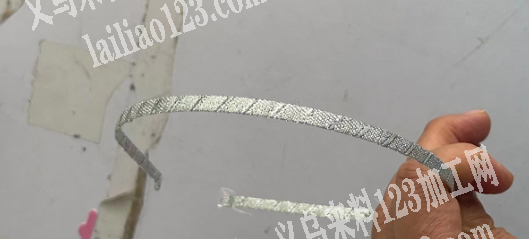 绕带子的手工活，在头箍上面绕的，如图