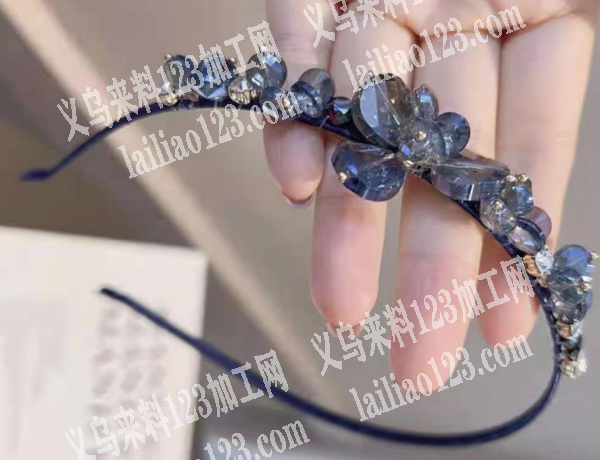 穿水晶珠子，编织花朵在头箍上面的手工活，