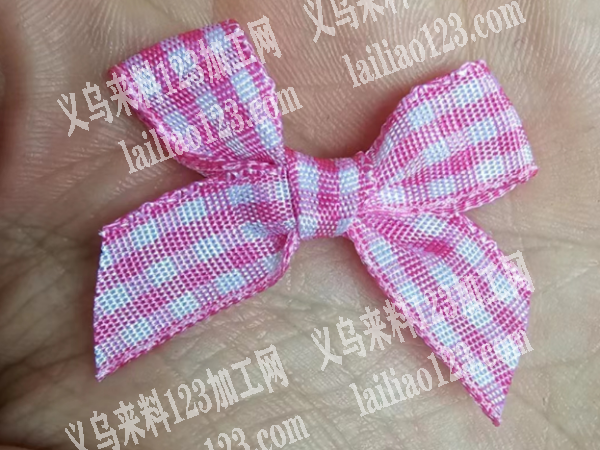 《发外地》打蝴蝶结的手工活外发加工，如图