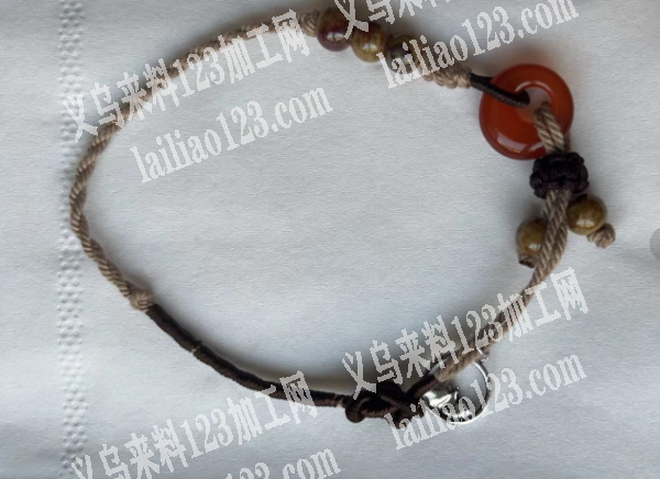 串珠子穿配件，编织手链的手工活，如图，寻