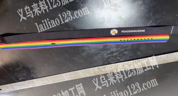 公司有激光打孔外发，如图手表带激光打孔，