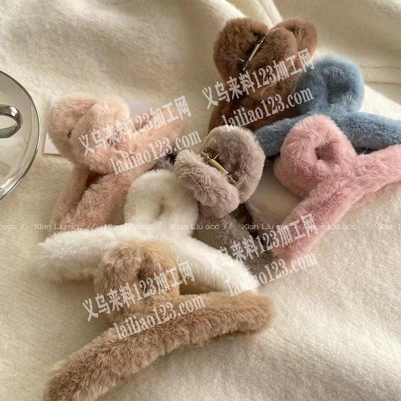 这个抓夹绕毛绒条手工活外发加工，如图，长