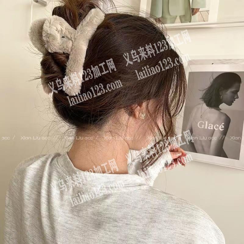 这个抓夹绕毛绒条手工活外发加工，如图，长