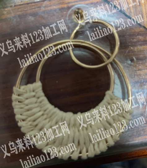 拉菲草绕编织手工活外发，如图，耳环手工活