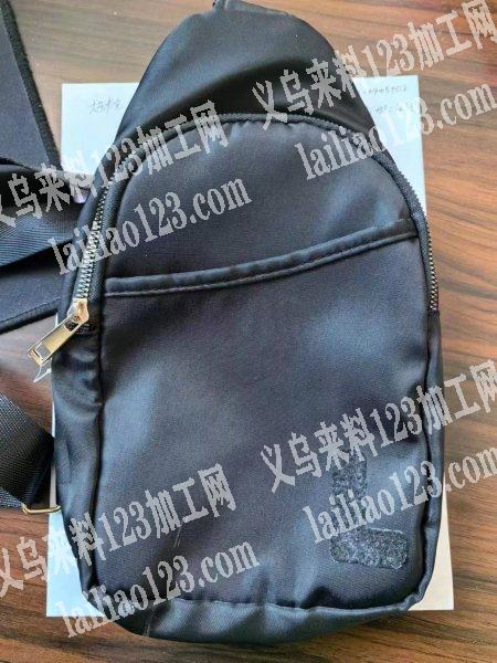 寻找生产如图黑色挎包的箱包工厂，哪家箱包