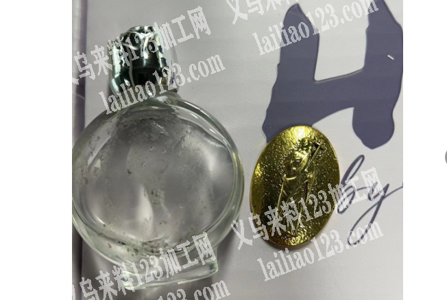 《如图外发简单的手工活》公司粘胶水手工活