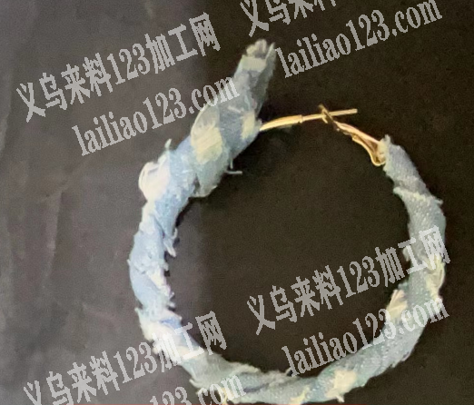 耳环上面绕布条的手工活外发加工，如图，寻