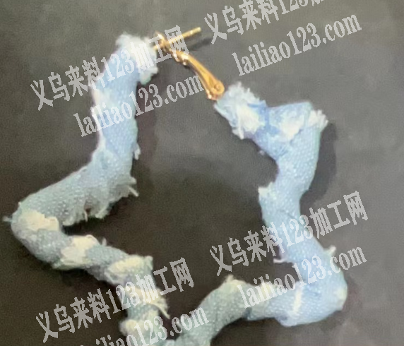 耳环上面绕布条的手工活外发加工，如图，寻