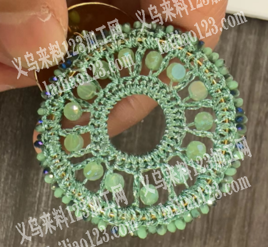 钩针串珠子编织的手工活外发加工，如图，寻