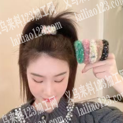 寻找生产爆款毛绒发圈的源头工厂，如图，有
