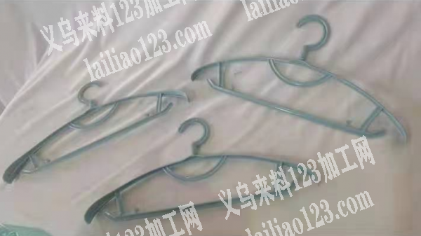 求购这种款式的注塑衣架一出4个的模具