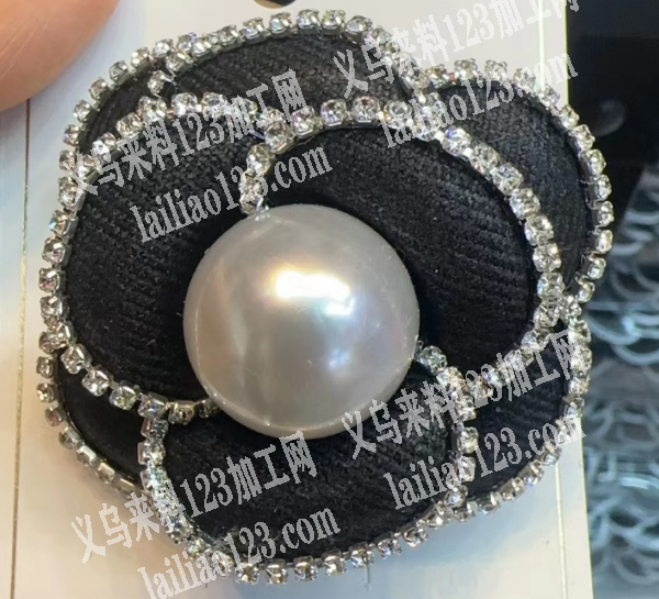 花朵上面粘爪链的手工活，谁家可以做的起来